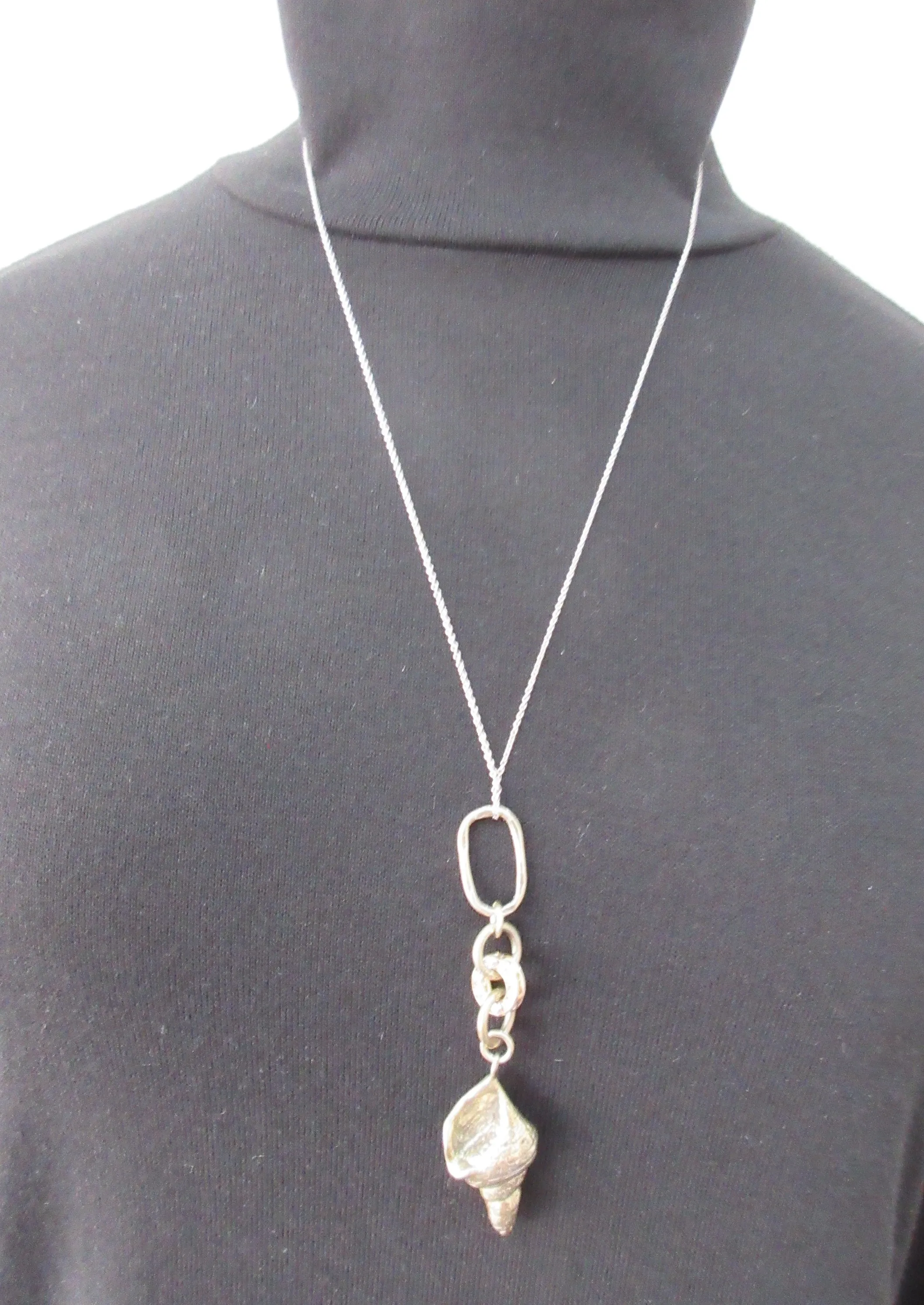 20A54 -Karen Chopik Thin Chain Seashell Necklace