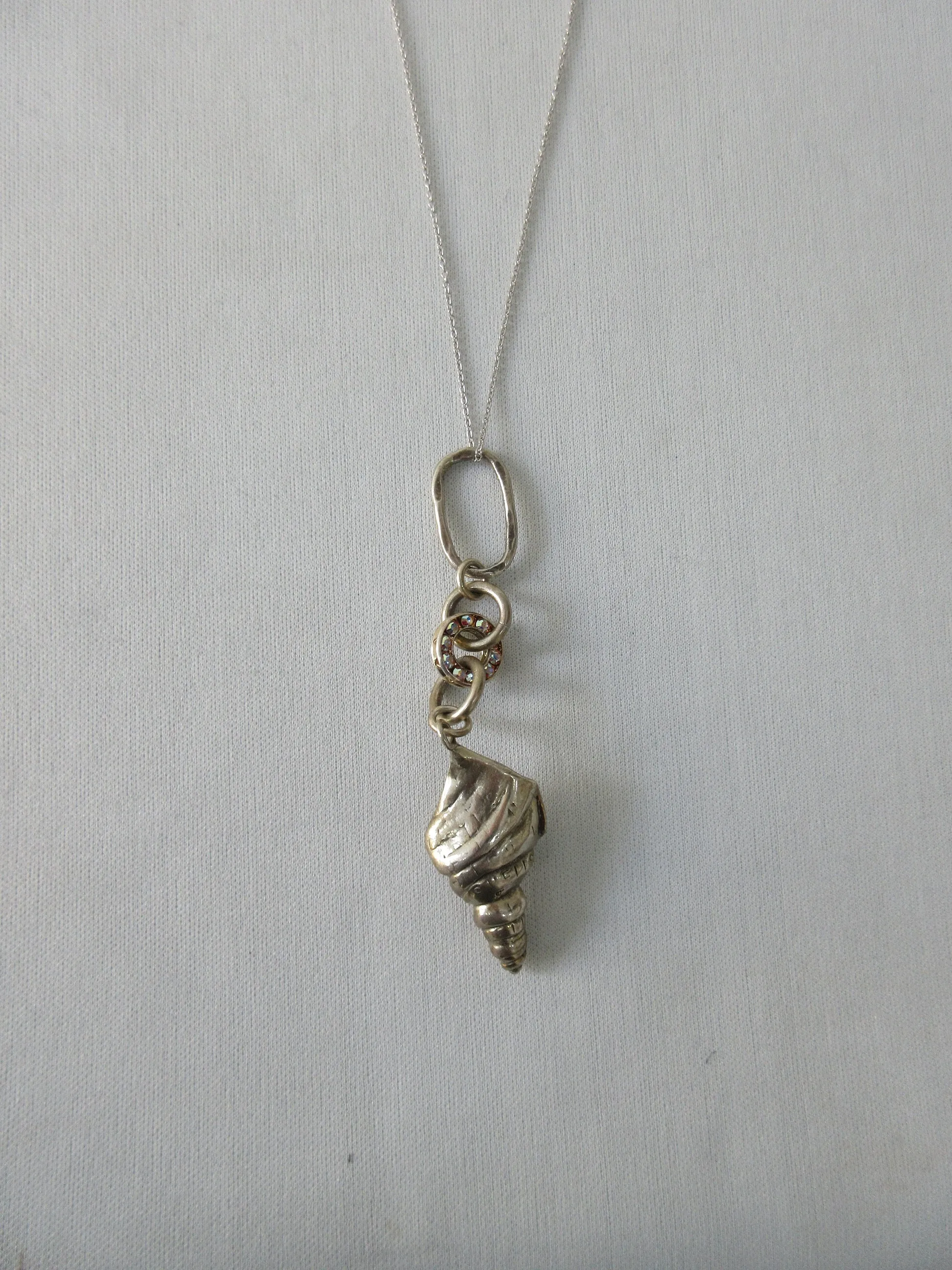 20A54 -Karen Chopik Thin Chain Seashell Necklace