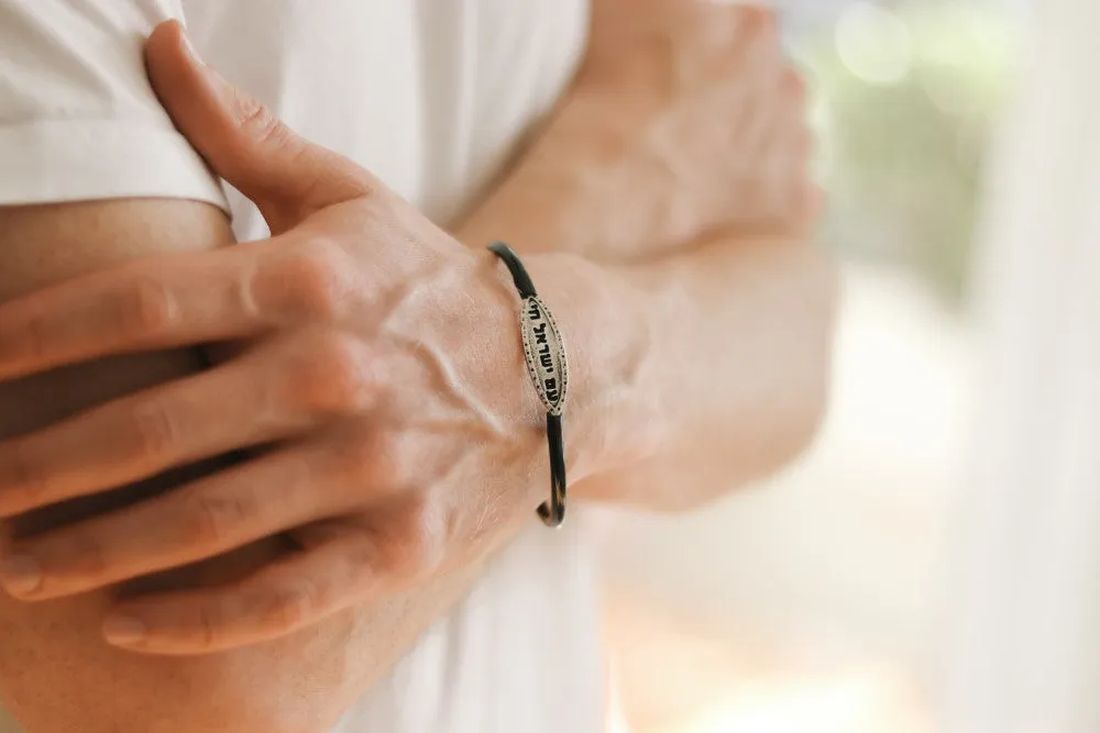 Hebrew bracelet for men, Am Yisrael Chai men's bracelet, silver plaque Hebrew sentence Israel, black silicon tube, Jewish prayer, wristband