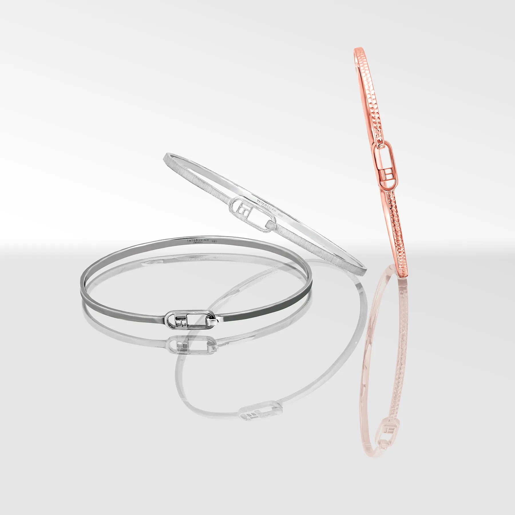 T-bangle in hammered 18k rose gold